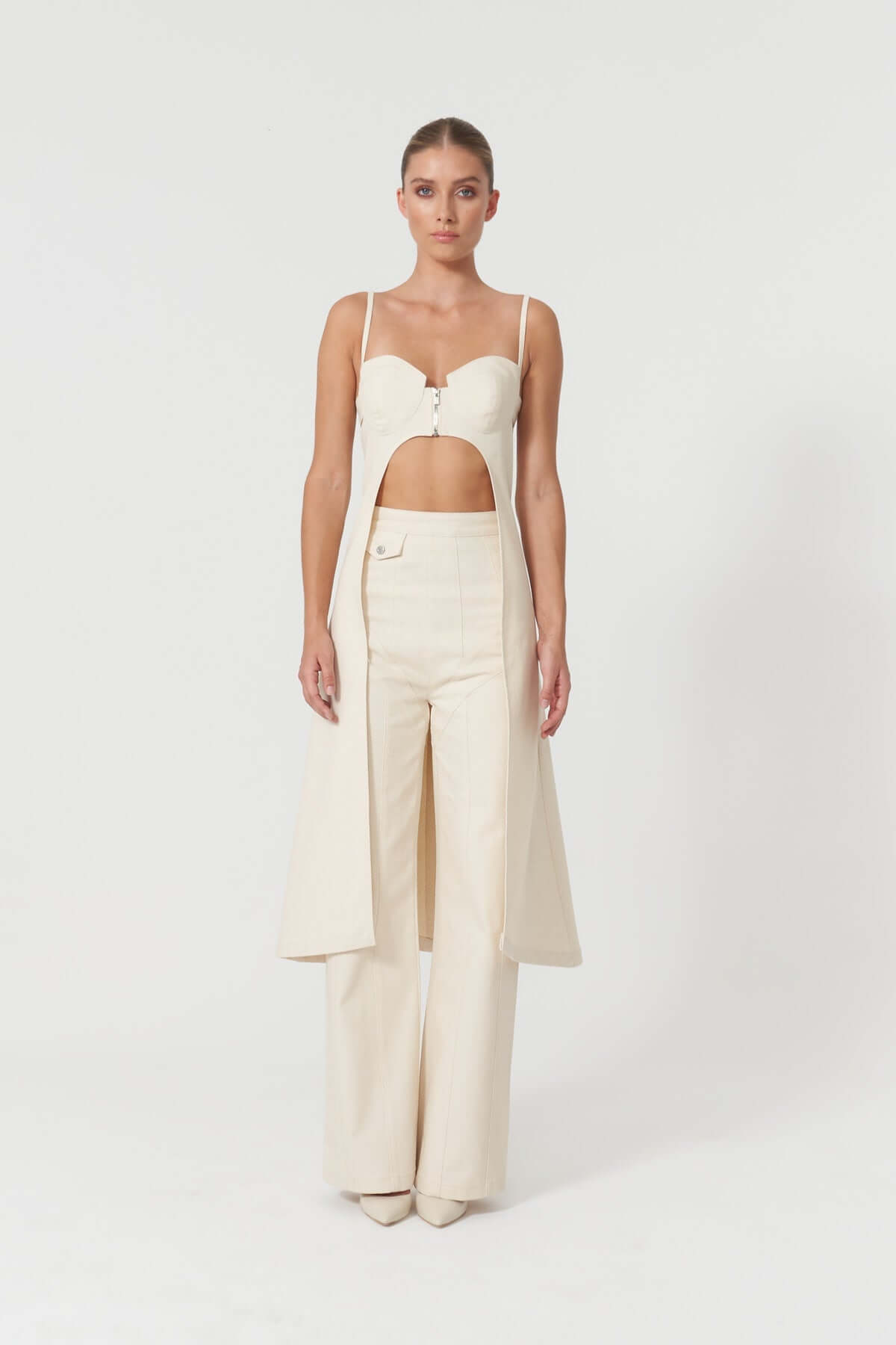 The JENDUE Davidson beige denim dress showcases a modern silhouette with a fitted bustier, an A-line skirt, and unique design.