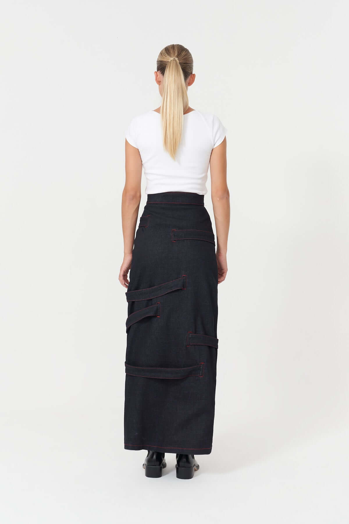 JENDUE Fashionable dark blue denim skirt: high-waisted with a long slit and eye-catching red seams.