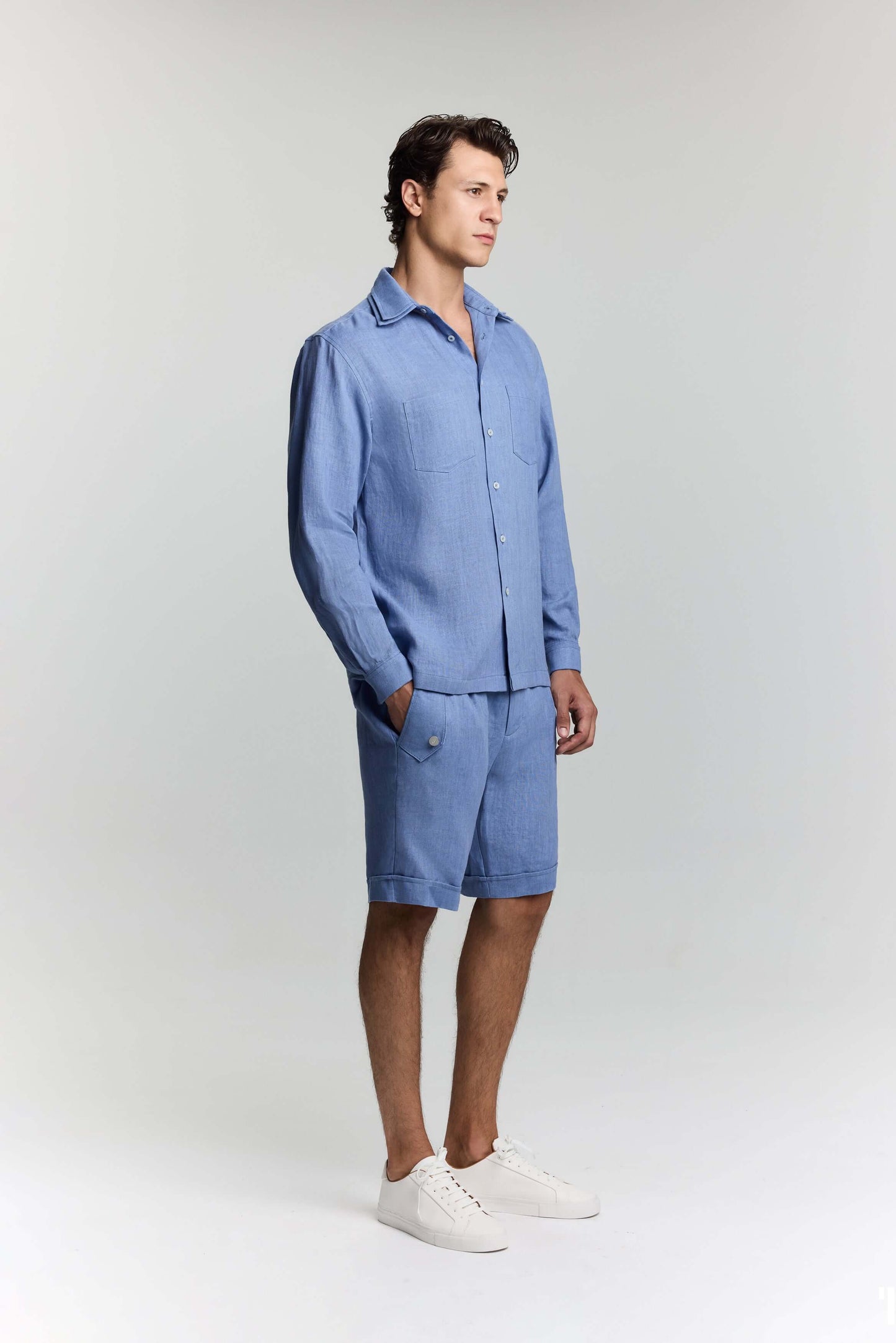 JENDUE's blue linen blend shirt, featuring a classic collar and two chest pockets.
