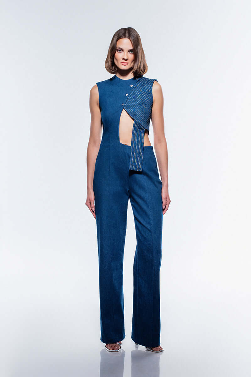 Navy JENDUE jumpsuit. Sleeveless, with a slim-fit bodice and a bold side cut-out. The left side features a panel of contrasting white stitches.
