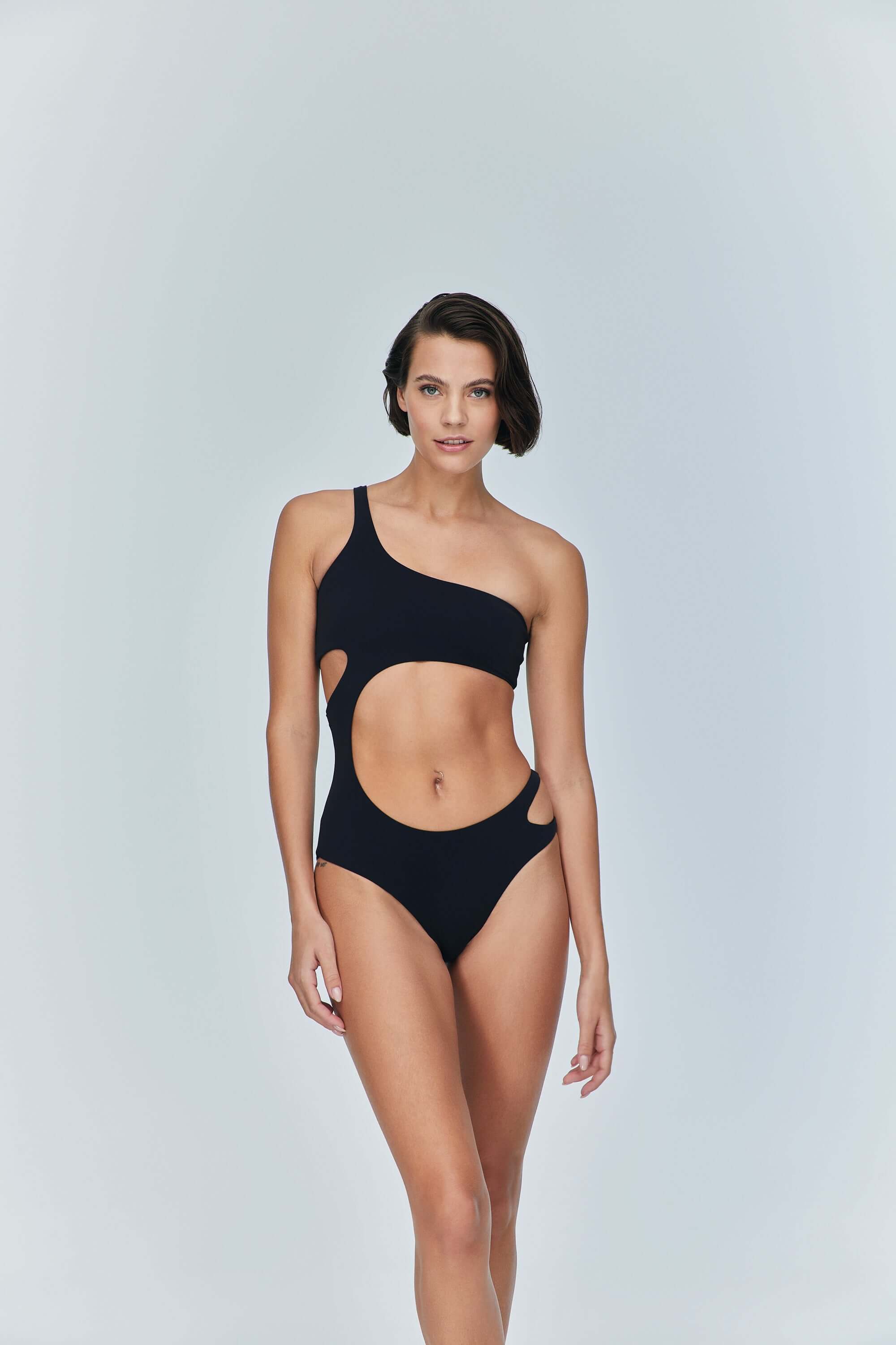 JENDUE elegant black one-shoulder swimsuit, ideal for a sophisticated and modern beach look.