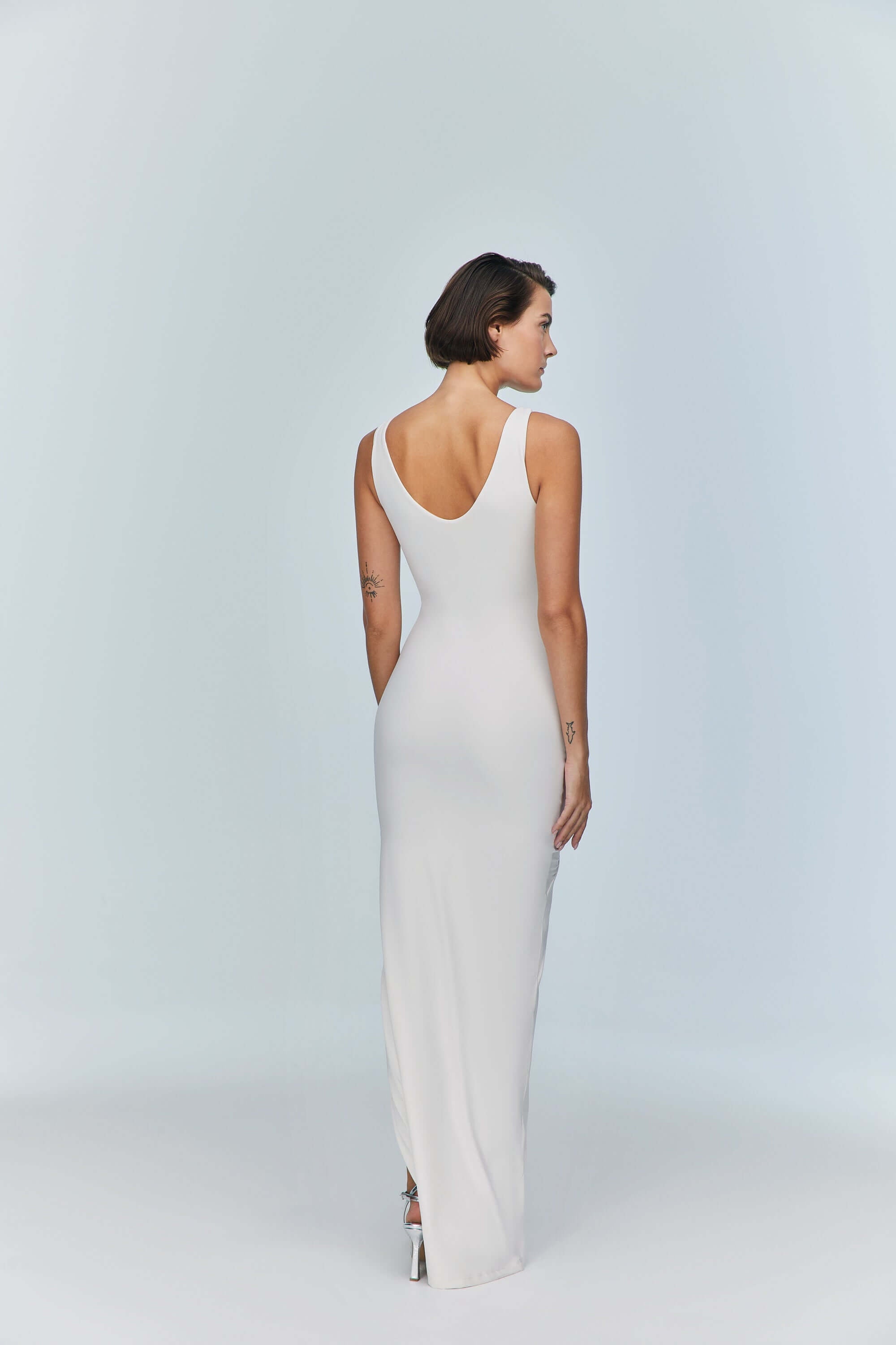 JENDUE fashionable white denim maxi dress with a sophisticated cutout and a graceful drape.