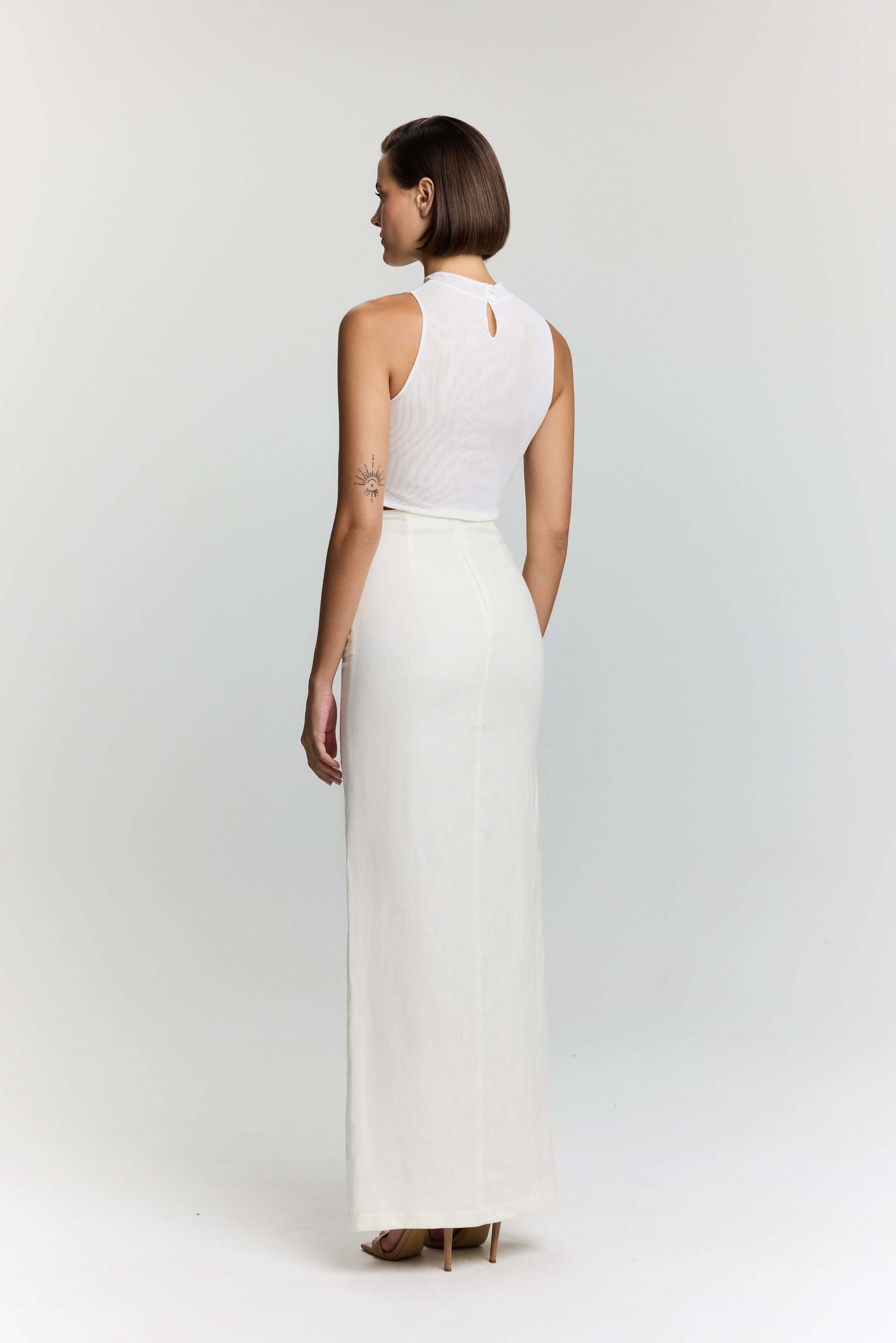 JENDUE Fashionable white cropped top: high neckline, sleeveless, with unique zipper accents.