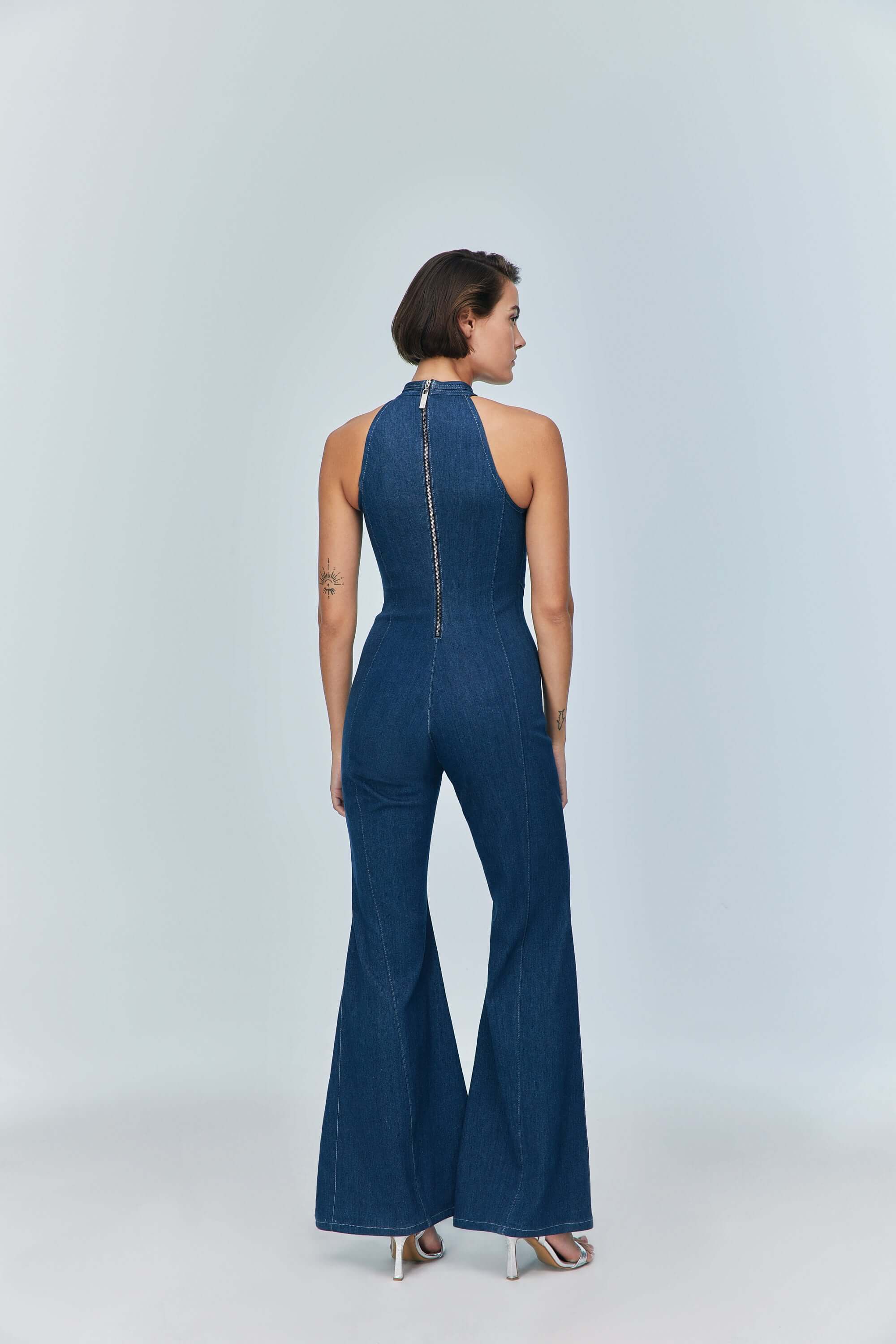 JENDUE trendy blue denim jumpsuit: halter top, wide flare leg, ideal for a refined casual outfit.