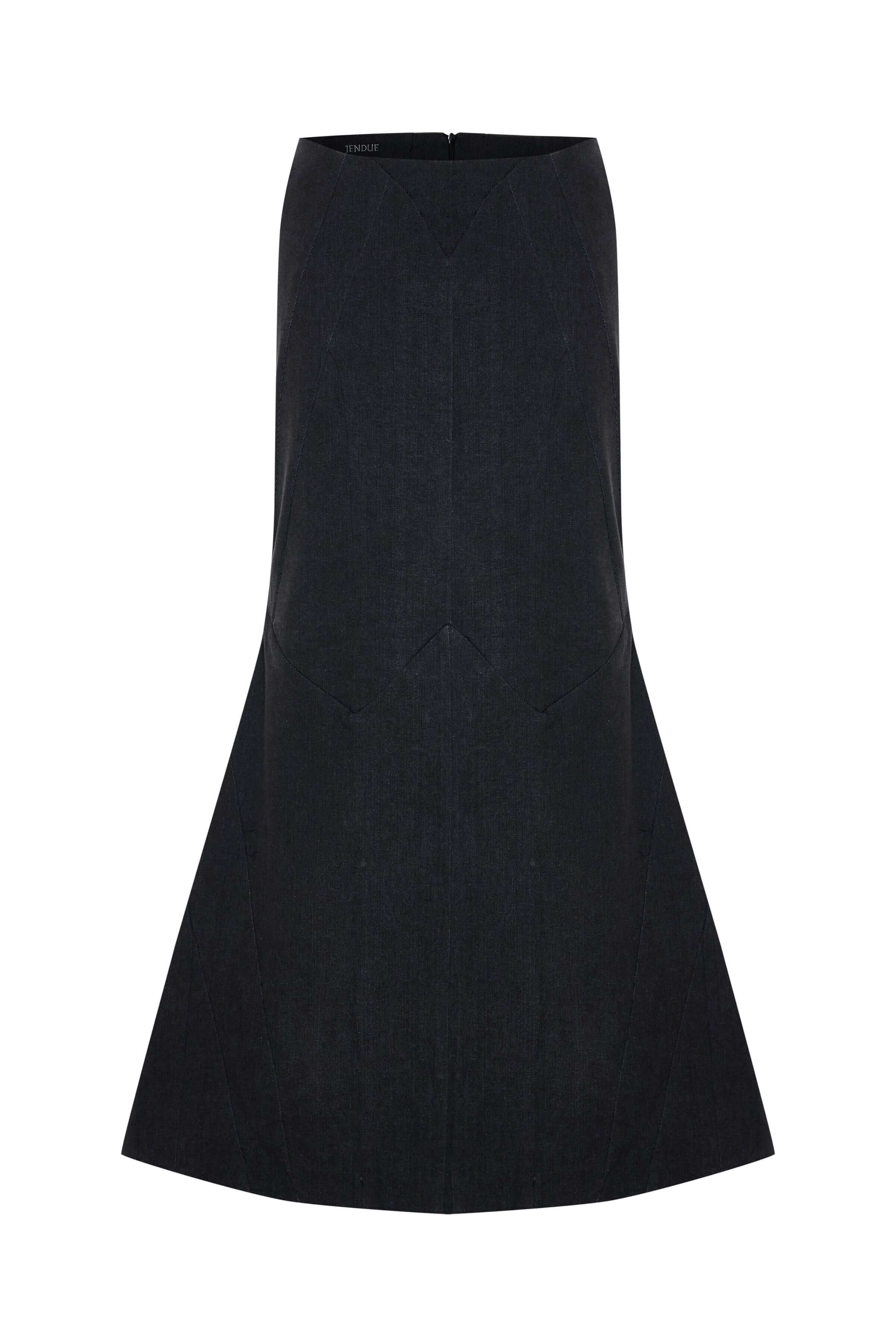 The JENDUE Stelly maxi skirt in dark denim. This full-length skirt features a flattering high waist and an elegant, flowing silhouette that flares toward the ankle.