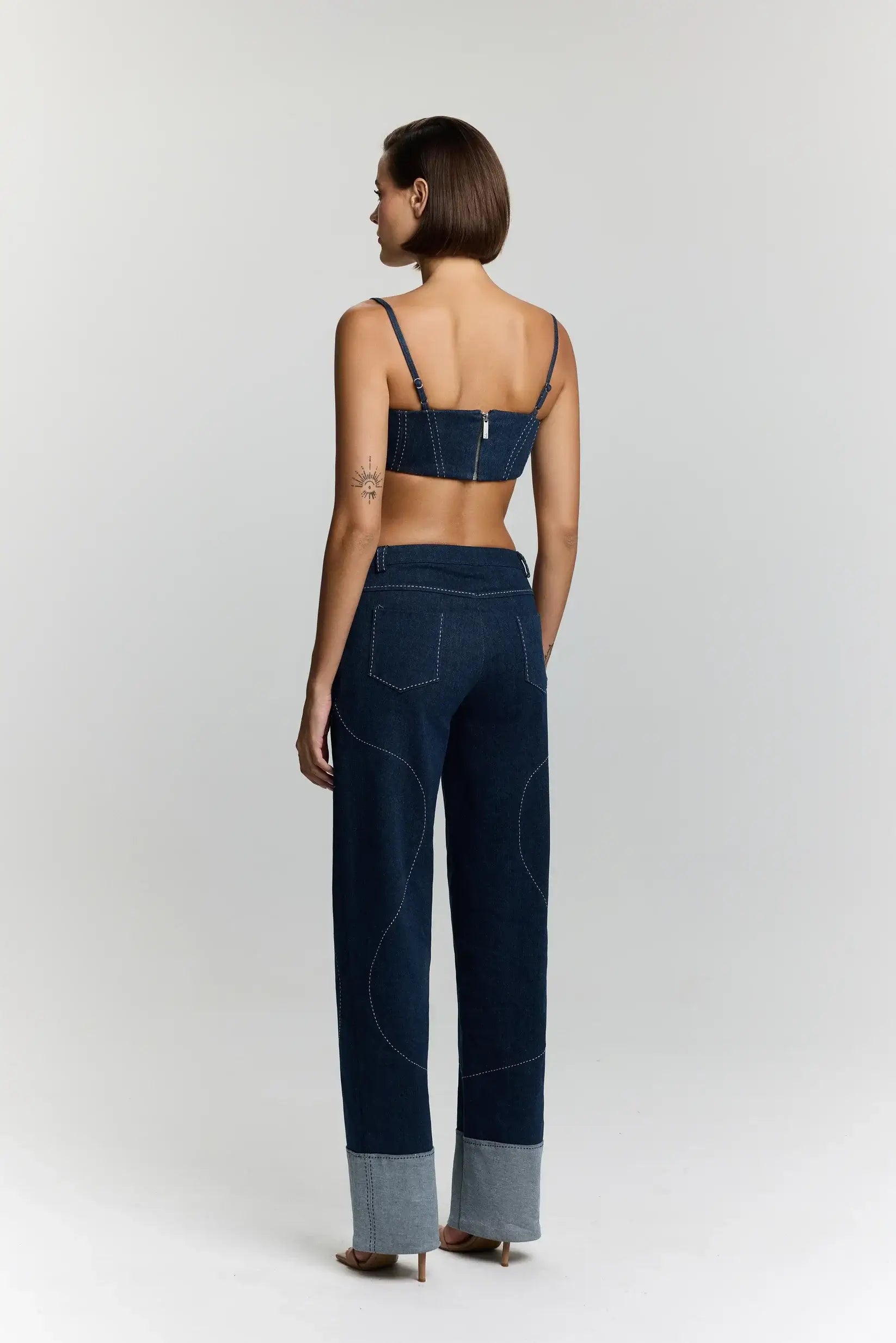 JENDUE Modern blue denim wide-leg jeans for women, combining a high waist with a relaxed silhouette.
