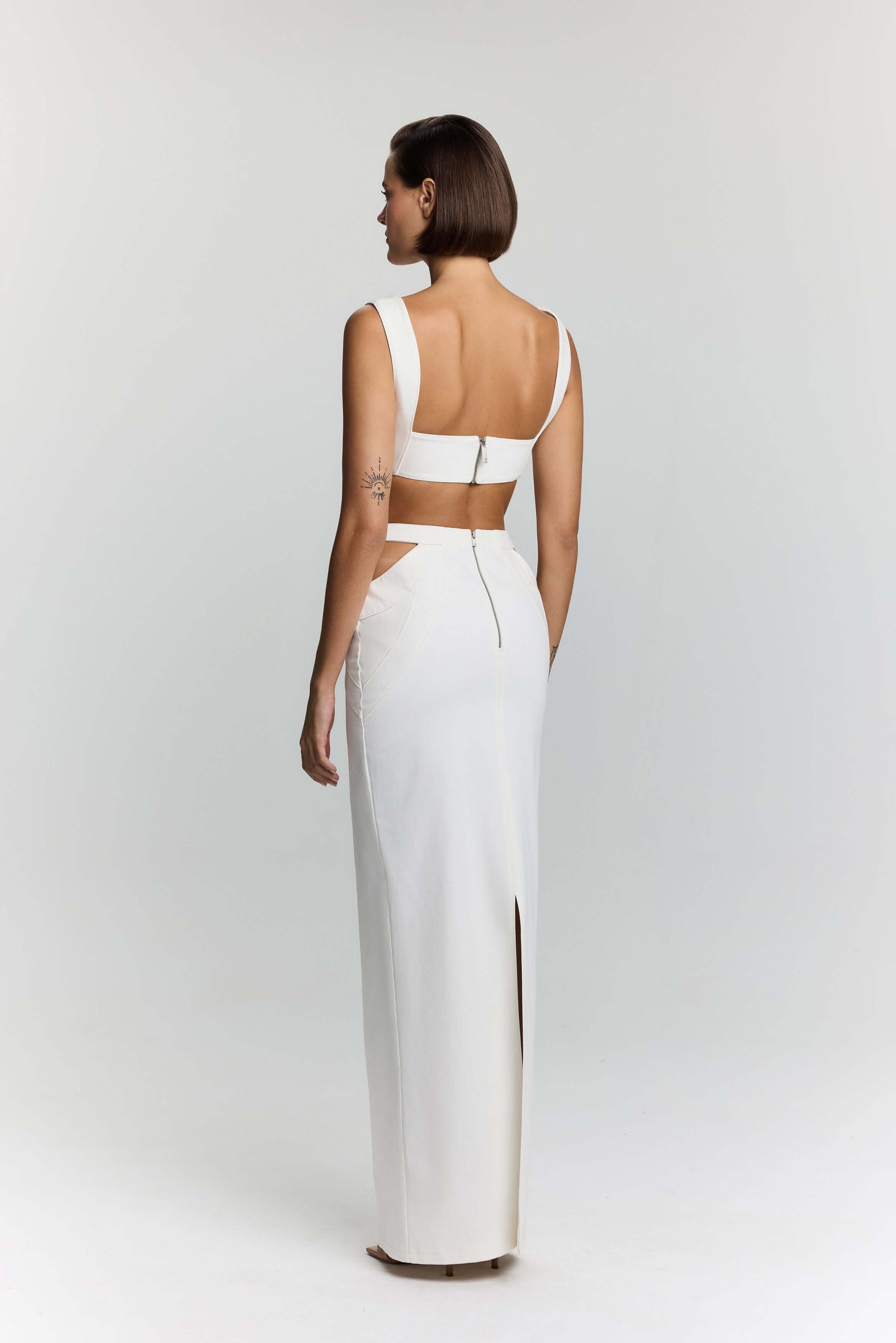 JENDUE Crisp white denim long skirt, ideal for various occasions, with a clean and contemporary style.