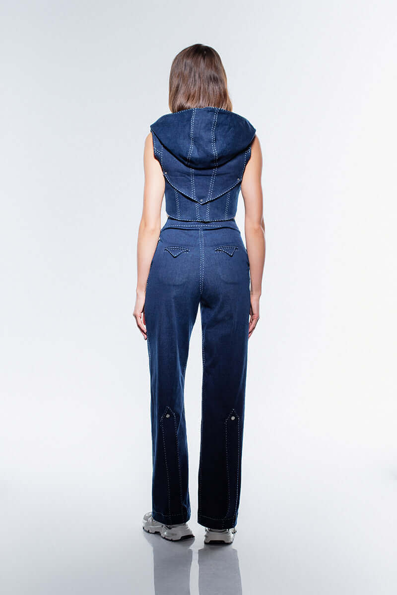 High-rise, straight-leg navy blue JENDUE jeans. Features include white contrast stitching and decorative silver buttons at the ankles.