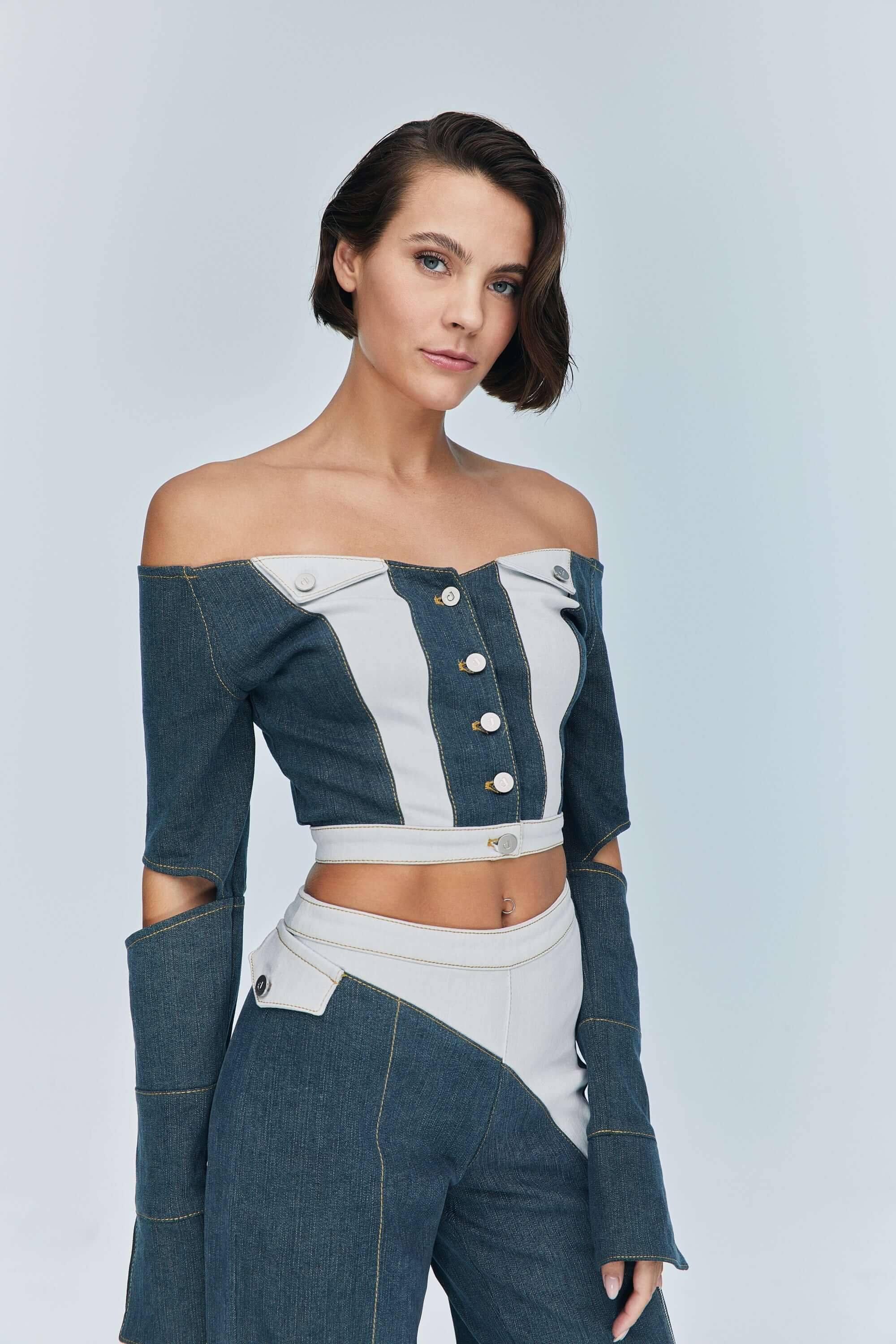 JENDUE fashionable light blue jean jacket: short length, with a relaxed, off-shoulder fit.