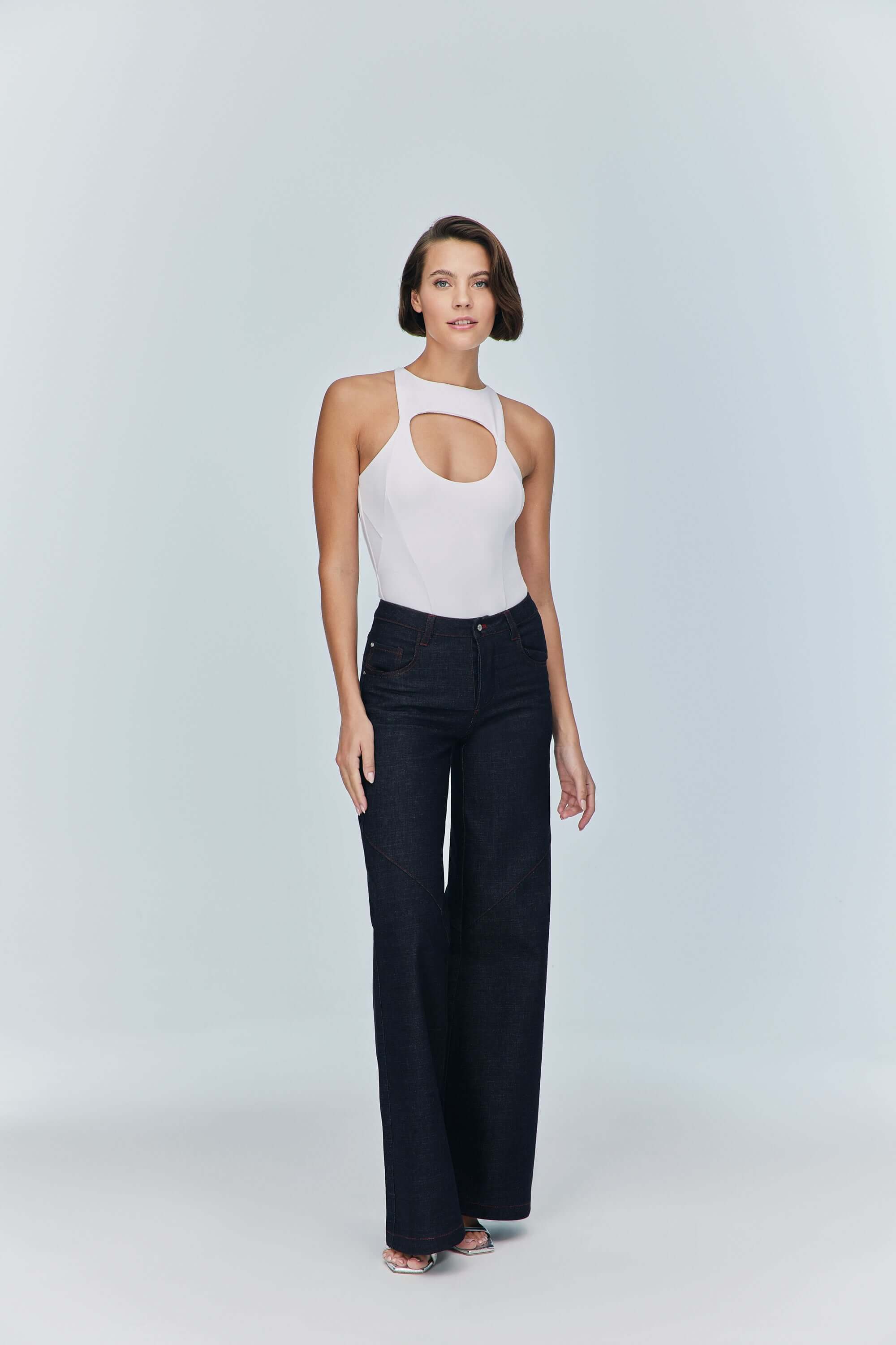 JENDUE fashionable white sleeveless top: fitted, with an elegant front cut-out and high neck.