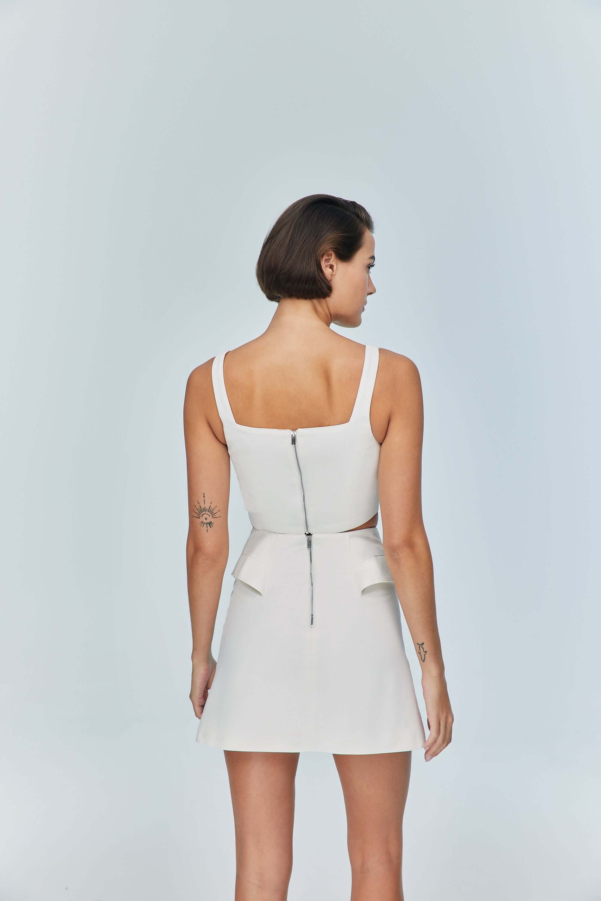 JENDUE fashionable white denim skirt: mini length, with a textured 3D effect and edgy style.
